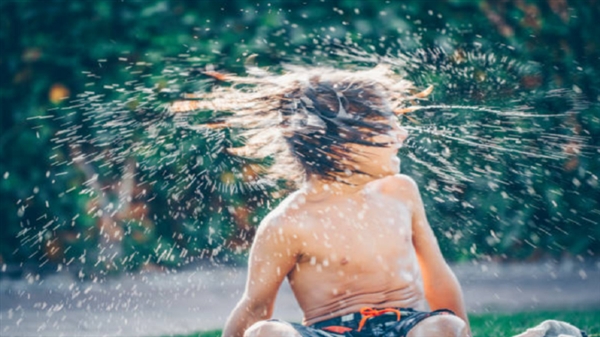 عواقب خطيرة للغاية .. ما أضرار هز الرأس لإخراج الماء من الأذن؟