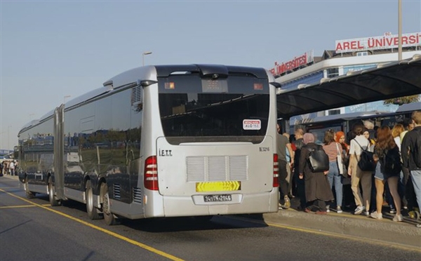 وضع حلول لمنع التدافع في محطات المتروبوس بإسطنبول