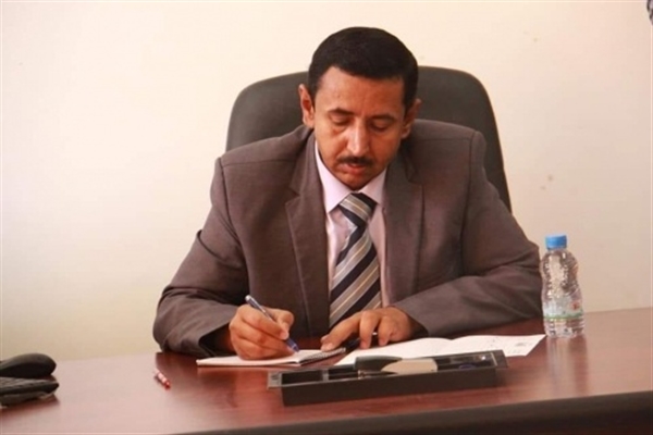 محافظ شبوة يقيل ثلاثة مسؤولين محليين ويحيلهم للتحقيقات