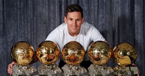 للمرة السادسة في تاريخه .. ميسي يتوج بلقب الكرة الذهبية