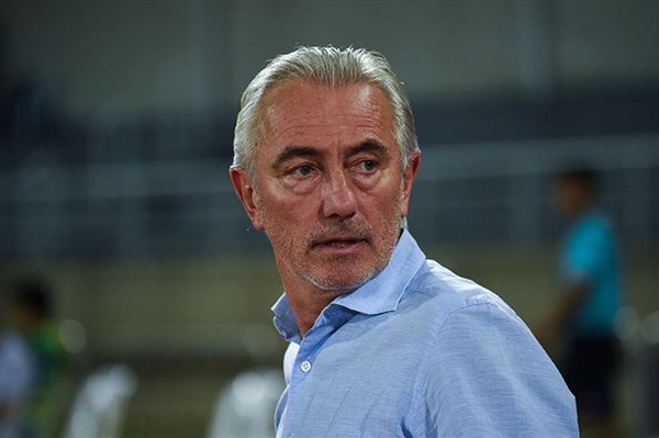 قطر تطيح بمدرب المنتخب الإماراتي