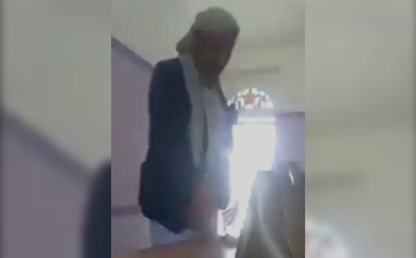 لرفضها منهج الجماعة .. حوثي يتهجم على معلمة في البيضاء (فيديو)