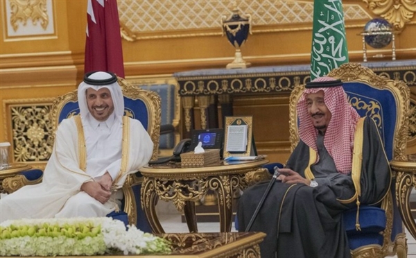 استقبال حميمي من الملك سلمان لرئيس وزراء قطر في القمة الخليجية بالرياض