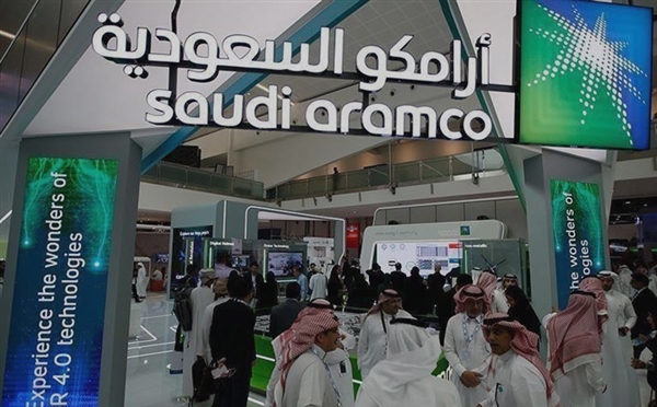 أرامكو تقترب من حاجز تريليوني دولار في ثاني أيام التداول