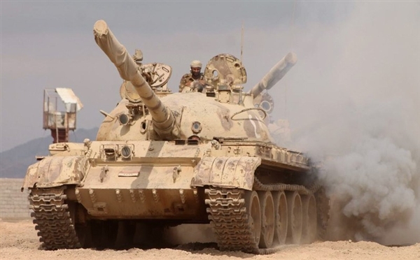 تعزيزات مليشيات الحوثي في مرمى مدفعية الجيش بالضالع