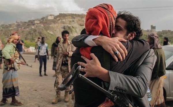 الشرعية تجري أكبر صفقة تبادل أسرى مع الحوثيين في تعز