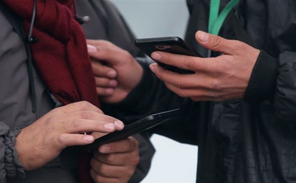 هكذا يهدر المسؤولون اليمنيون أوقاتهم في مواقع التواصل الاجتماعي !