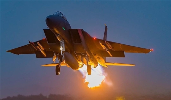 طيران التحالف يستأنف غاراته ويستهدف تجمعات للحوثيين بصعدة