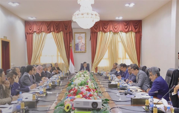 الحكومة تدعو إلى تحرك دولي ضد إجراءات الحوثيين بشأن العملة