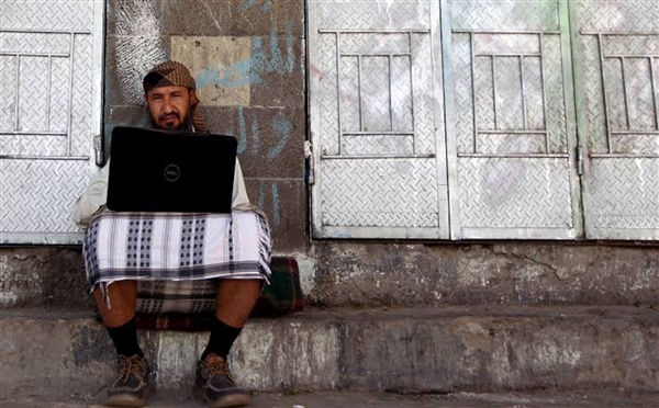 اتهامات للحوثيين بتركيب اجهزة للتنصت .. انقطاع الانترنت يعقد الحياة في اليمن