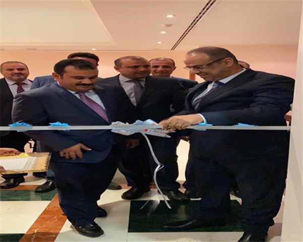 وزير الداخلية يفتتح مركز اصدار الجوازات بالسفارة اليمنية في مسقط