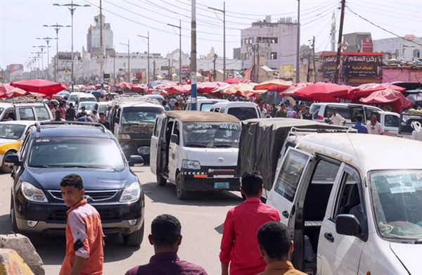 مئات السيارات تصطف أمام محطات الوقود منذ أيام .. أزمة مشتقات نفطية خانقة في عدن
