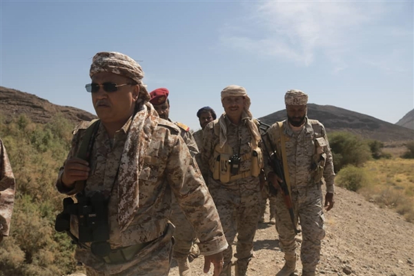 المفتش العام للجيش يؤكد على رفع الجاهزية القتالية في مواجهة الحوثيين