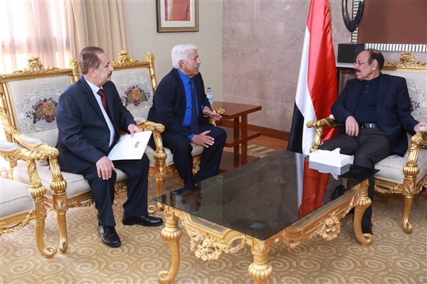 الأحمر يؤكد على ضرورة حماية الطلاب والجالية اليمنية في الصين من فيروس كورونا