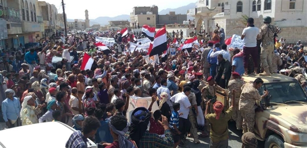 مسيرة حاشدة في سقطرى تطالب بإنهاء تمرد قوات عسكرية على الشرعية