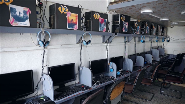 بعد انقطاع دام أسابيع .. كيف كان وقع عودة خدمة الإنترنت على اليمنيين ؟