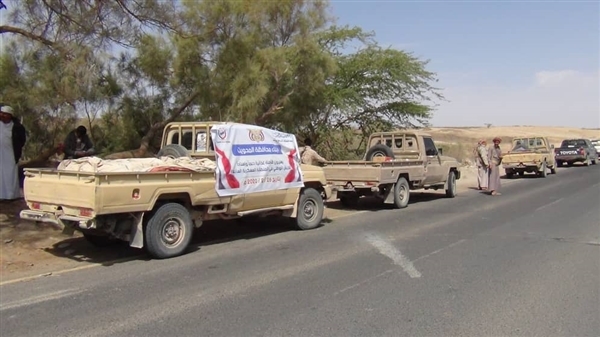 نازحو المحويت يسيرون قافلة غذائية دعماً للجيش في المنطقة السابعة