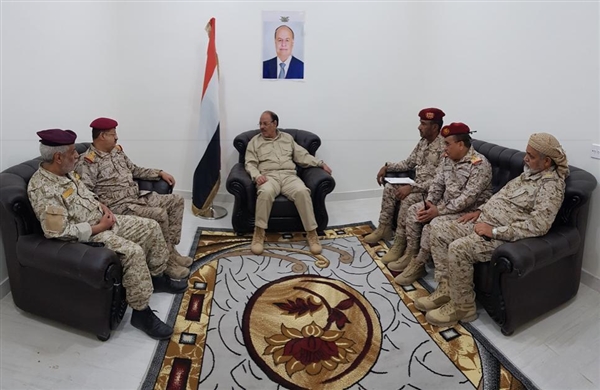 نائب الرئيس يطلع على سير المعارك ويشيد ببطولات الجيش في مختلف الجبهات