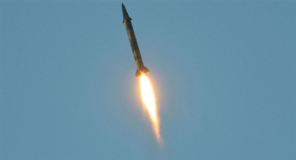 استشهاد وإصابة خمسة مدنيين جراء بالستي حوثي على حي سكني بمأرب