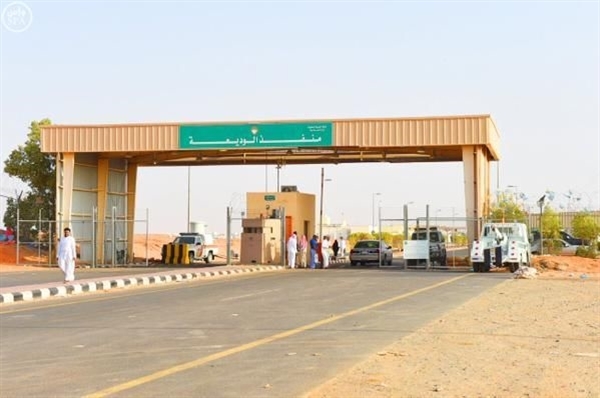 الحكومة تقر فتح منفذ الوديعة أمام حركة الناقلات