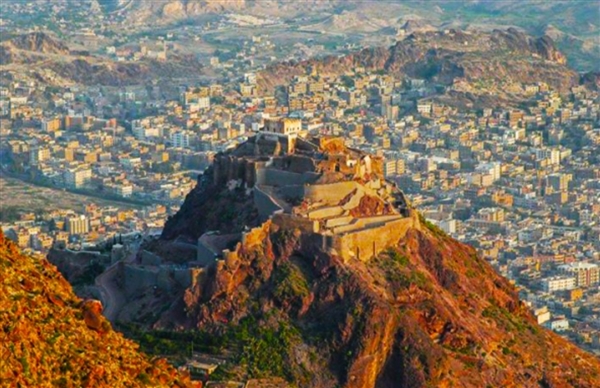 إغلاق كافة منافذ تعز لمدة أسبوعين ضمن الإجراءات الاحترازية لمواجهة كورونا