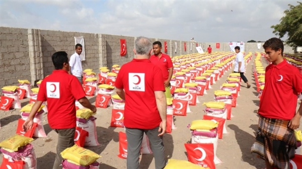 الهلال الأحمر التركي يوزع 3400 سلة غذائية في 3 محافظات يمنية
