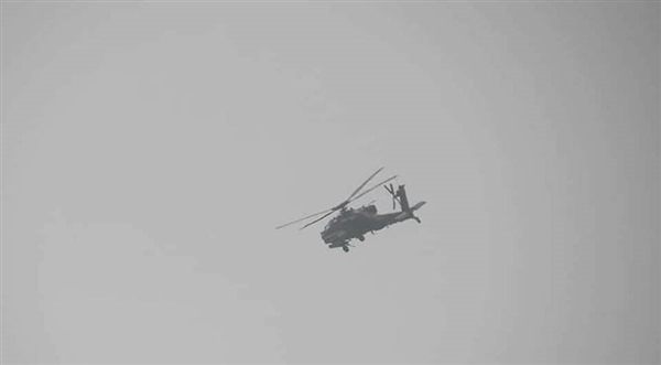 مروحية إماراتية تلقي أسلحة ومواد غذائية للحوثيين في الحديدة (فيديو)