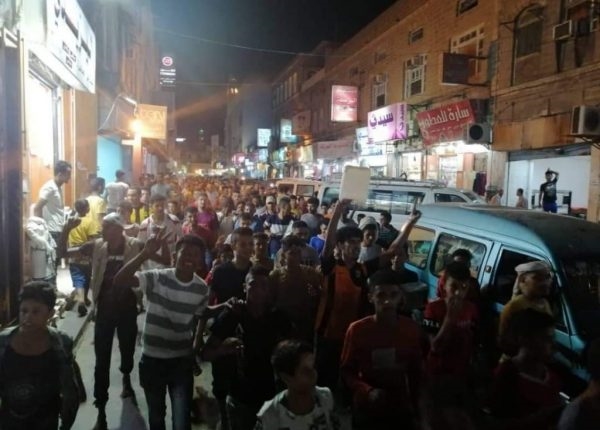 مظاهرات حاشدة ضد الانتقالي في عدن ومليشياته تستهدفها بالرصاص الحي