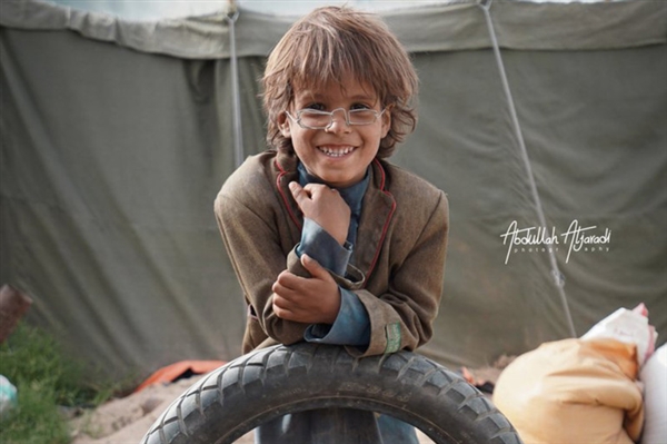 صنعها طفل يمني نازح .. نظارة حديدية تنافس بسمعتها ماركات عالمية