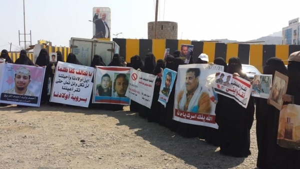 "أمهات المختطفين" تدعو لإنقاذ حياة المعتقلين في سجن بعدن