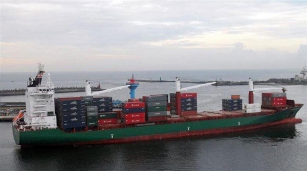 التحالف يعلن تقديم تسهيلات لدخول سفينة مساعدات إلى الحديدة