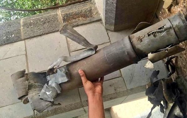 استشهاد امرأة وإصابة آخرين بقذيفة حوثية على حي بتعز