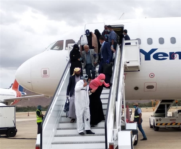 وصول ثاني دفعة من العالقين اليمنيين في الأردن إلى مطار سيئون