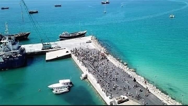 مليشيات الانتقالي ترحل عشرات المواطنين الشمالين من جزيرة سقطرى