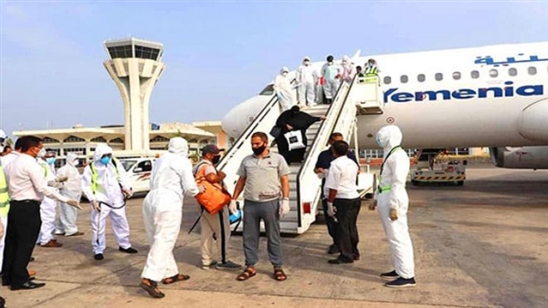 وصول 319 من العالقين اليمنيين في مصر الى مطاري عدن وسيئون
