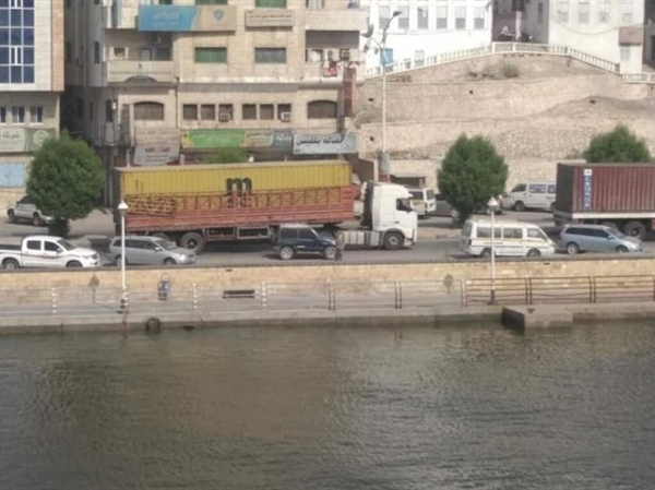 مصادر حكومية: إعادة الحاويات المالية إلى بنك المكلا عقب ساعات من مصادرتها