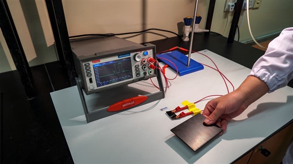 علماء يسعون لتوليد الكهرباء من الظلام.. كيف سيتم ذلك؟