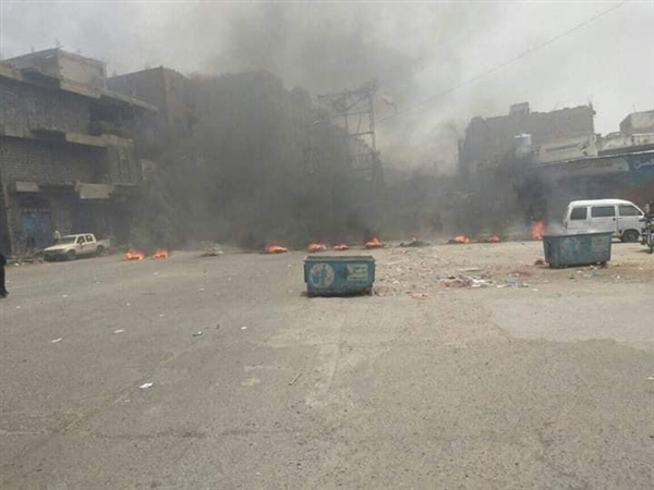 جنود يقطعون شوارع رئيسية في تعز للمطالبة بالقبض على قاتل أحد الضباط