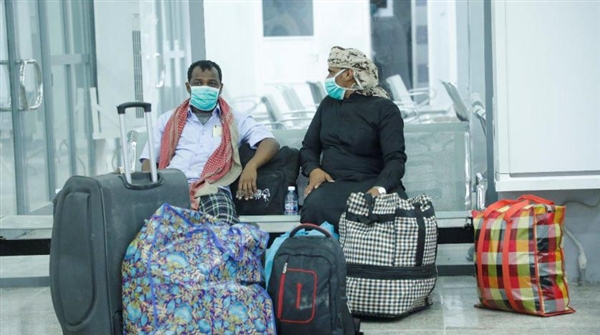 بسبب هيجان البحر.. نقل المئات من أبناء سقطرى جواً من المهرة الى الآرخبيل