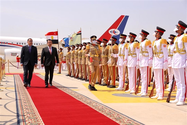 رئيس الوزراء اليمني يصل القاهرة في زيارة رسمية