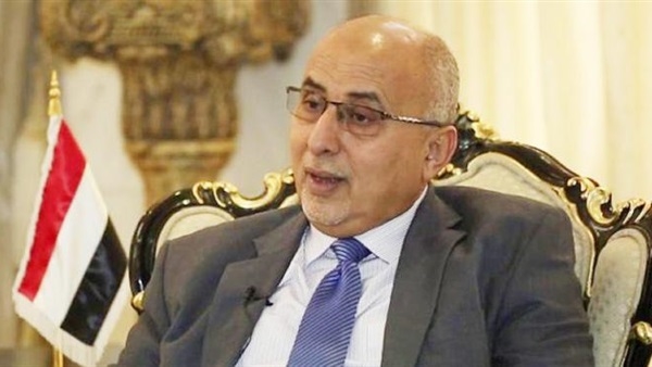 وزير في الحكومة يعلن تأييده للتمرد الذي ترعاه الإمارات على قرارات الرئيس في تعز