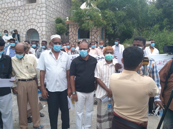 حضرموت: وقفة احتجاجية لأطباء مستشفى "ابن سيناء" للمطالبة بحقوق مالية