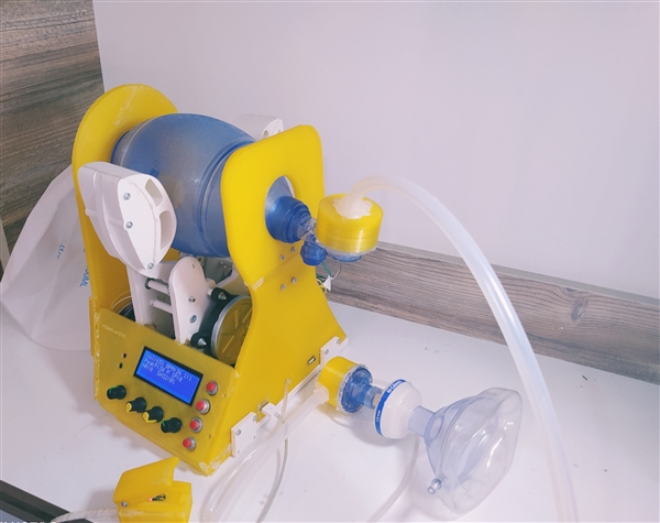 طلاب يمنيون في تركيا يبتكرون جهازا للتنفس الصناعي لمواجهة كورونا