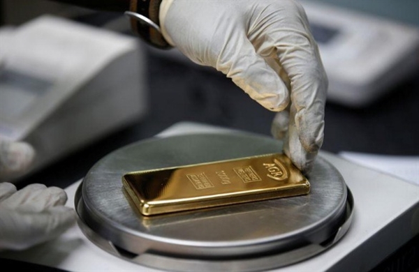 الذهب يرتفع قرب ذروة 9 سنوات بفضل مراهنات على التحفيز