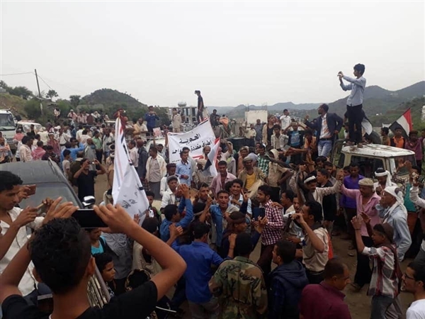 جنود مدعومون إماراتيا يطلقون النار على مظاهرة سلمية جنوب تعز وسقوط إصابات