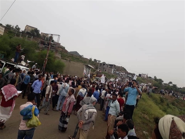 الآلاف يتظاهرون في تعز رفضا لتمرد عسكري تدعمه الإمارات ومطالبة بتنفيذ قرارات الرئيس