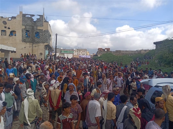 حشود هائلة في أبين تهتف للوحدة وتعلن رفضها للعنف وسياسات الإقصاء والتهميش