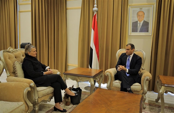 الحكومة تعلن السماح بدخول 7 سفن تحمل مشتقات نفطية للتخفيف من معاناة المواطنين