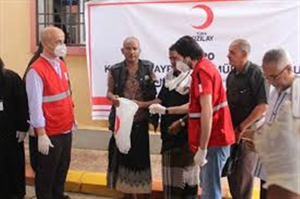 بتمويل تركي.. توزيع لحوم الأضاحي على 3440 أسرة يمنية