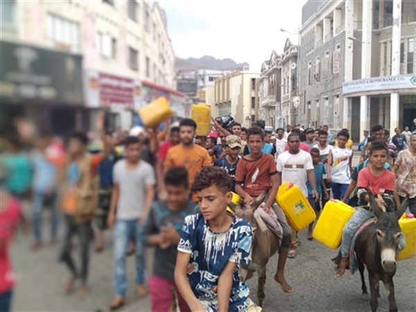 تظاهرة لمئات المواطنين للمطالبة بتوفير المياه في عدن